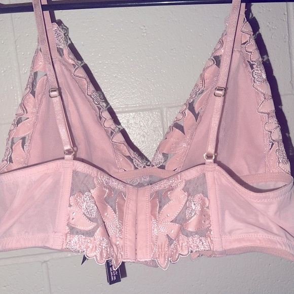 Victoria Secret lace wireless bralette in light pink with flower detailing - Picture 2 of 4